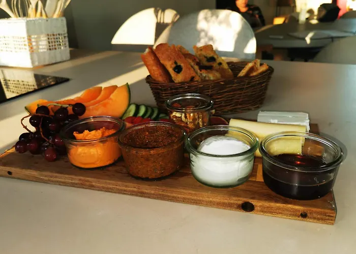 Bed and breakfast Mera Luxe Wellness B&b, Adults Only, Ibiza-bohemian Style Suites, Optional Prive Outdoor Wellness, Massage, Vuurkorf, Gratis Fles Fles Wijn-bubbels America