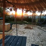 Mera Luxe Wellness B&b, Adults Only, Ibiza-bohemian Style Suites, Optional Prive Outdoor Wellness, Massage, Vuurkorf, Gratis Fles Fles Wijn-bubbels Couette-café America